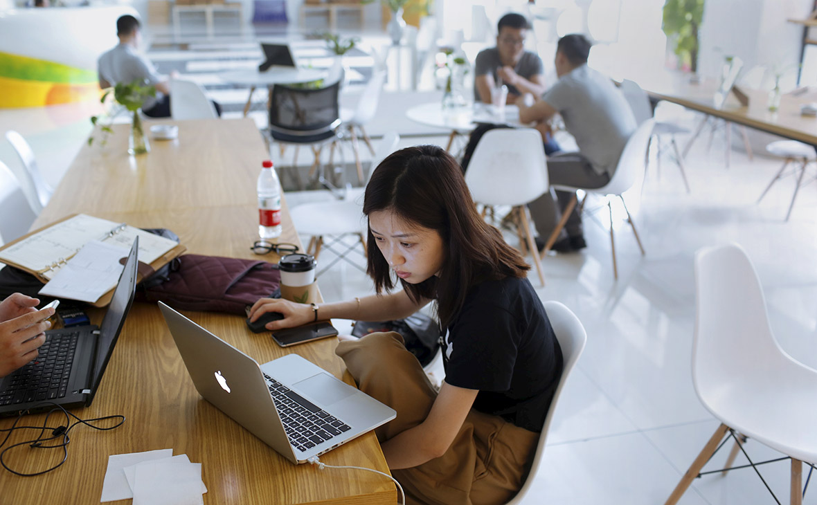 chinese worker on computer